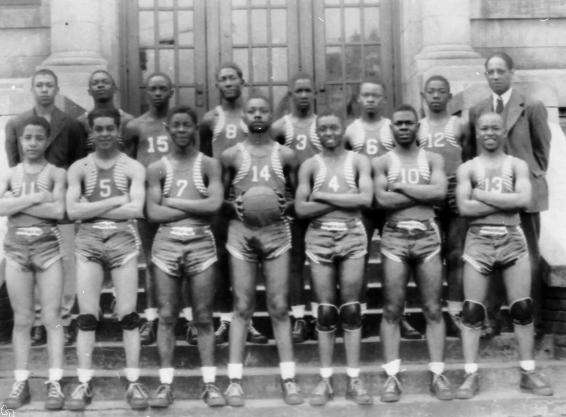 An image of the men's basketball team.