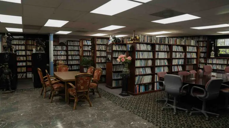 An image of meeting tables at the library.