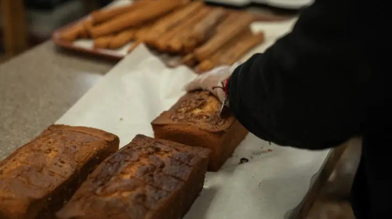 A photo of the bread being sliced by an employee at Manolo’s.