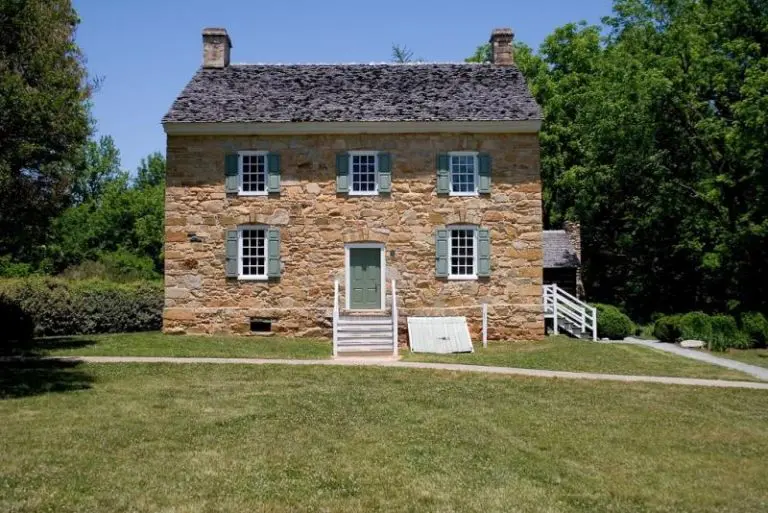 An image of the Hezekiah Alexander House.