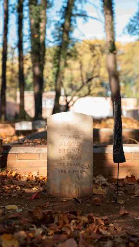 An image of United States Army veteran Frank Brown’s grave.