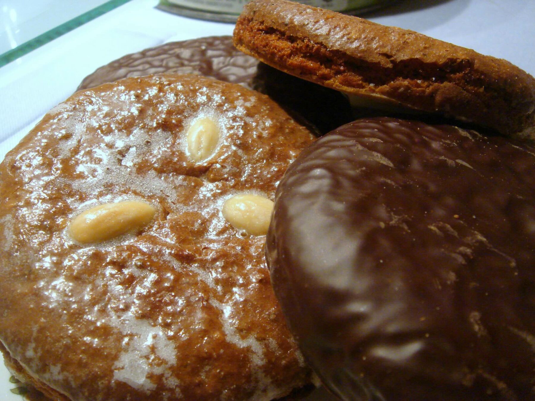 An image of an assortment of Lebkuchen.